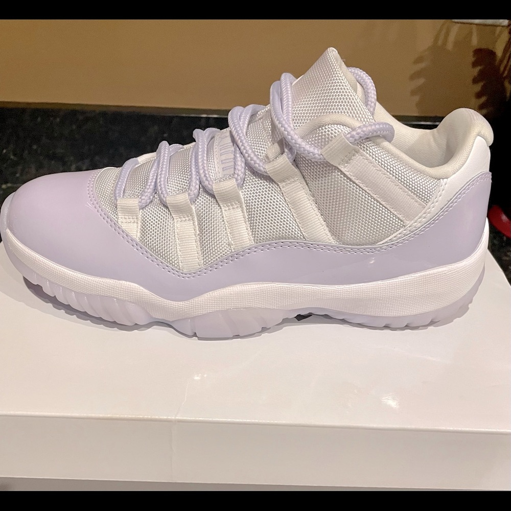 Jordan 11 Pure Violet
